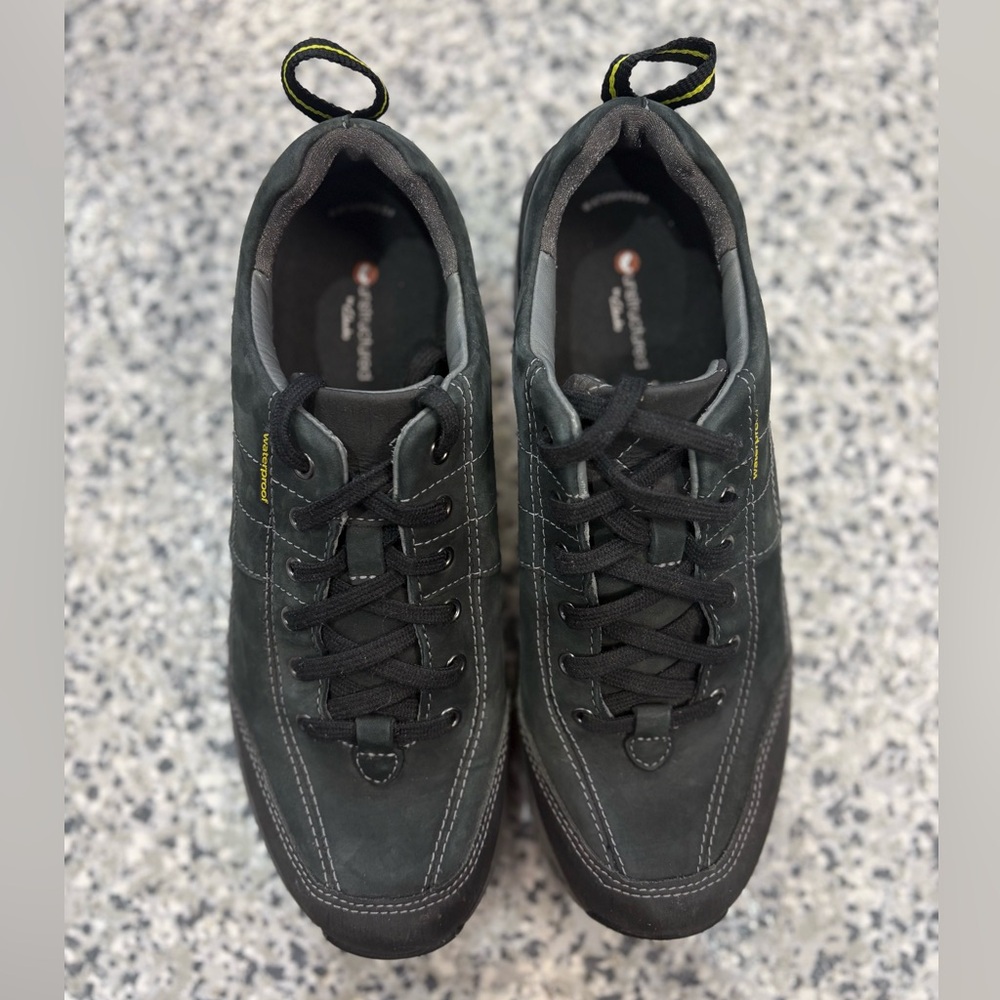 Clarks Wave Walk Women’s Black Leather Walking Waterproof Sneakers